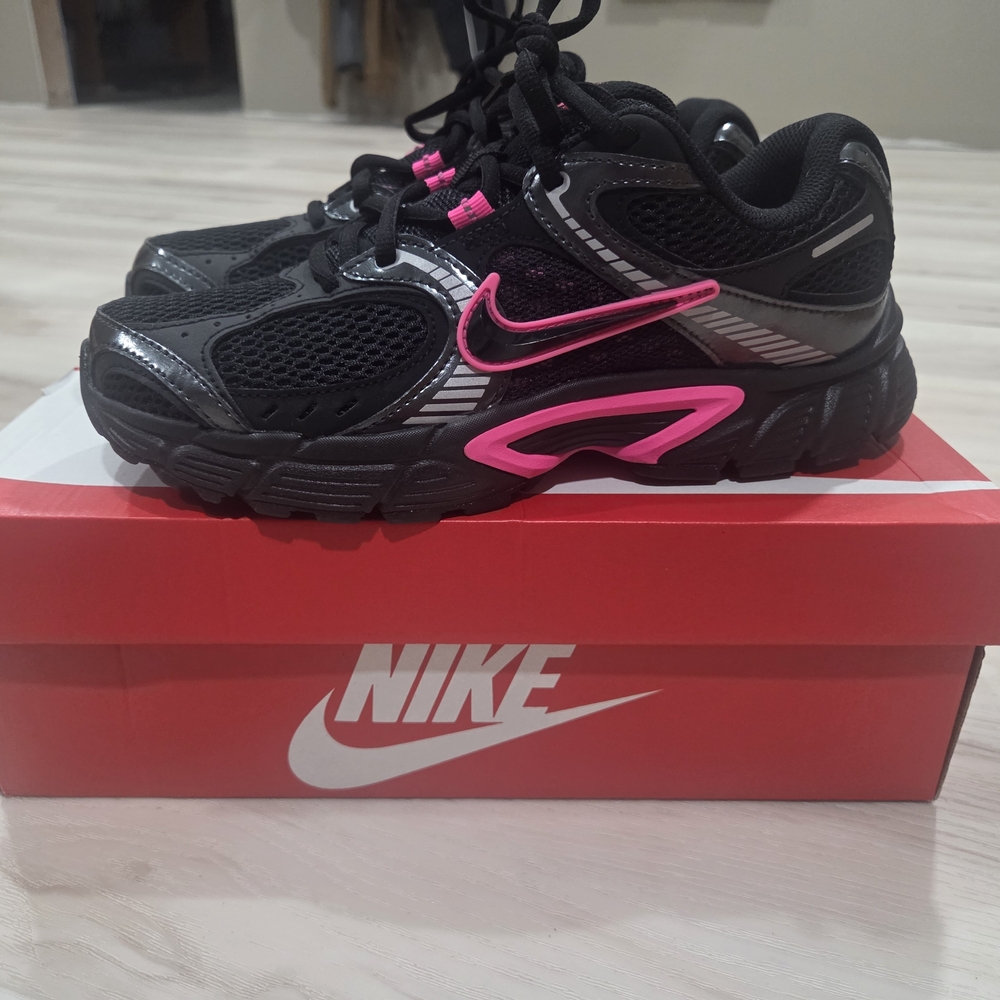 Nike Women's Black and Pink Running Shoes